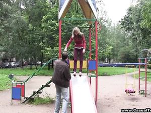 Лиза согласилась поебаться с молодым парнем за деньги