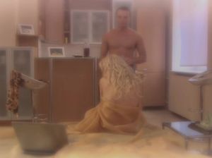 Красивая девица наслаждается медовым месяцем со своим мужем