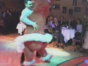 Парни устроили разнузданную вечеринку с голыми девками