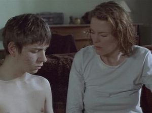 Женщина решила обучить сына премудростям секса