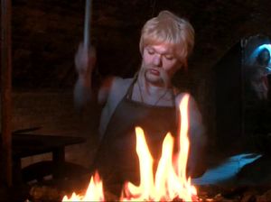 Деревенская потаскуха соблазнила кузнеца