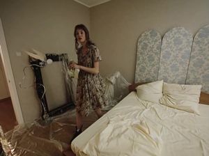 Красотка одевается после первого секса с новым парнем