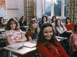 Пацан трахает по очереди учениц прямо на уроке