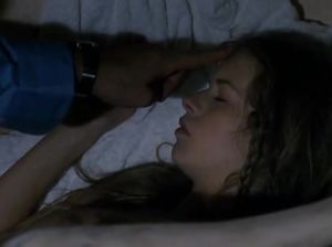 Отец гладит 14-летнюю голую дочку в кровати