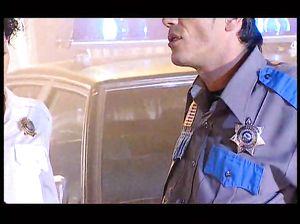 Полицейский жарит проституток в задницы