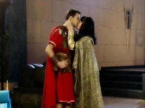 Клеопатре Цезарь присунул прямо в узкую задницу