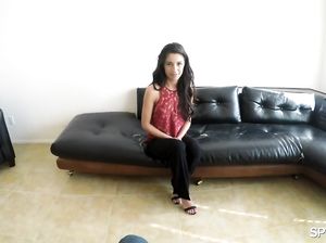 Ассистент на порно кастинге жарит модель