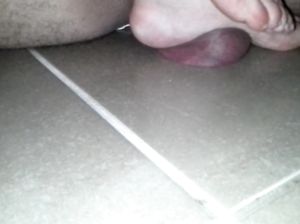 Жена топчется по яйцам бедного муженька