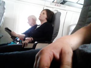 Извращенец достал член сидя неподалеку от девушки в самолете