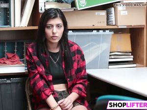 Полицейский принуждает 18-летнюю преступницу делать ему минет