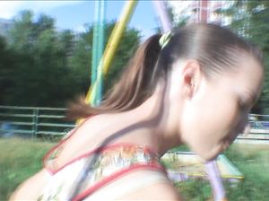 Худенькая лолита сосет пенис бойфренда в лифте