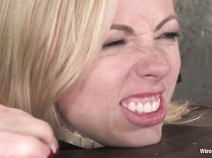 Секс рабыню долбят страпоном во время лесби сессии с доминированием