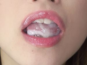 Красивая японка обожает сосать мужские члены