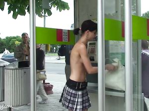 Модель жанра 18+ прогуливается обнаженной по городу