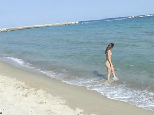 Соблазнительная нудистка на пляже разгуливает голой среди мужиков