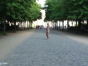 Прогулки голой блондинки по улицам города