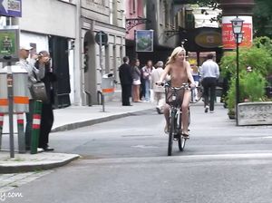 Красивая блондинка катается голышом на велосипеде
