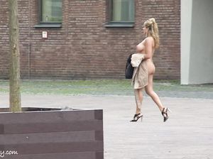 Белокурая стерва с большими сиськами гуляет голышом по улице