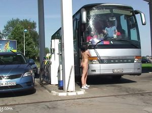 Голая девушка обслуживает авто на заправке