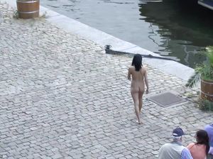 Нудистка с красивой сракой прогуливается обнаженной по общественным местам