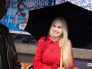 Опытный пикапер негр ебет блондинку с красивой грудью в машине