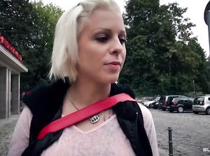 Милый немецкий пикапер трахает девушку с пирсингом на пизде