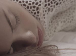 Гламурная нимфа пальчиками тискает клитор и половые губы