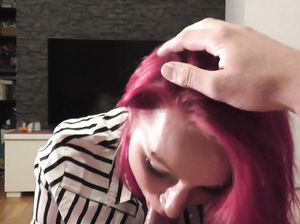 Сучка с красными волосами практикует горловой минет