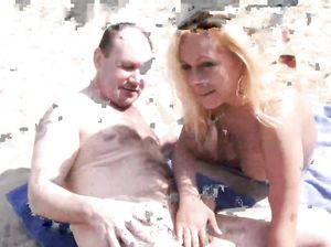 Немецкая пара не боится коронавируса и спокойно трахается на пляже